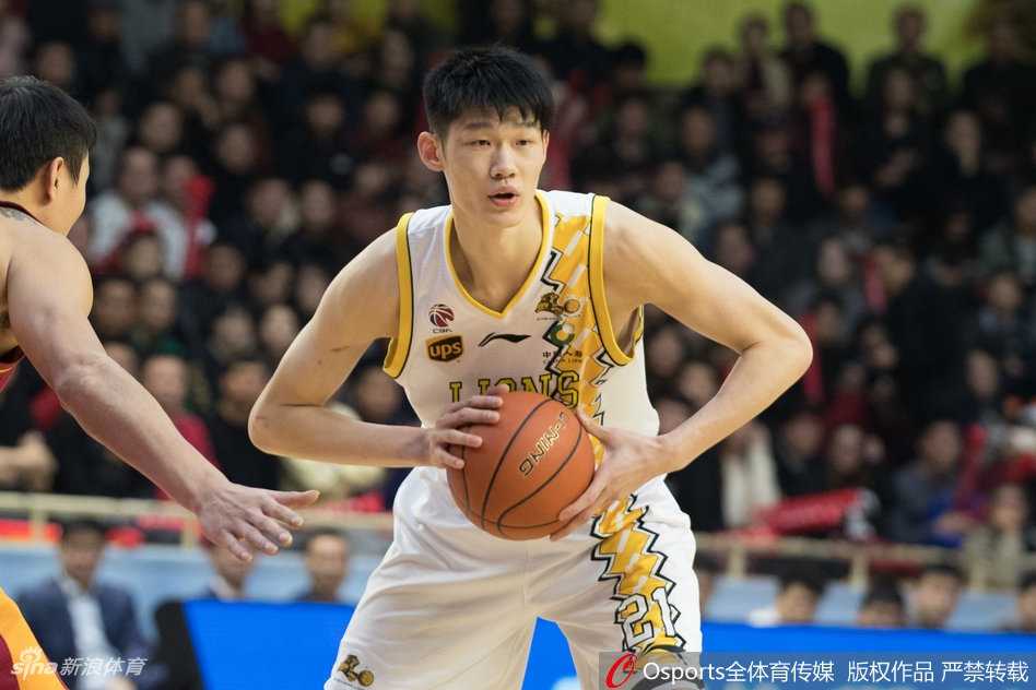 浙江德比烽烟起,广厦力克同城劲敌豪取七连胜 胡金秋在浙江德比中面对防守强硬上篮,篮球在空中划出优美弧线