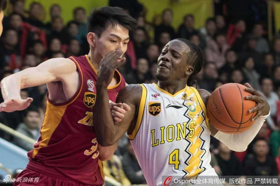 浙江德比烽烟起,广厦力克同城劲敌豪取七连胜 李春江场边激情指挥,手势明确传递战术意图