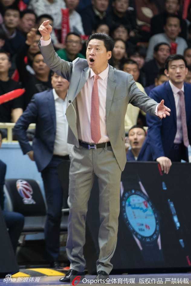 浙江德比烽烟起,广厦力克同城劲敌豪取七连胜 胡金秋篮下卡位要球,手臂肌肉线条彰显力量与专注