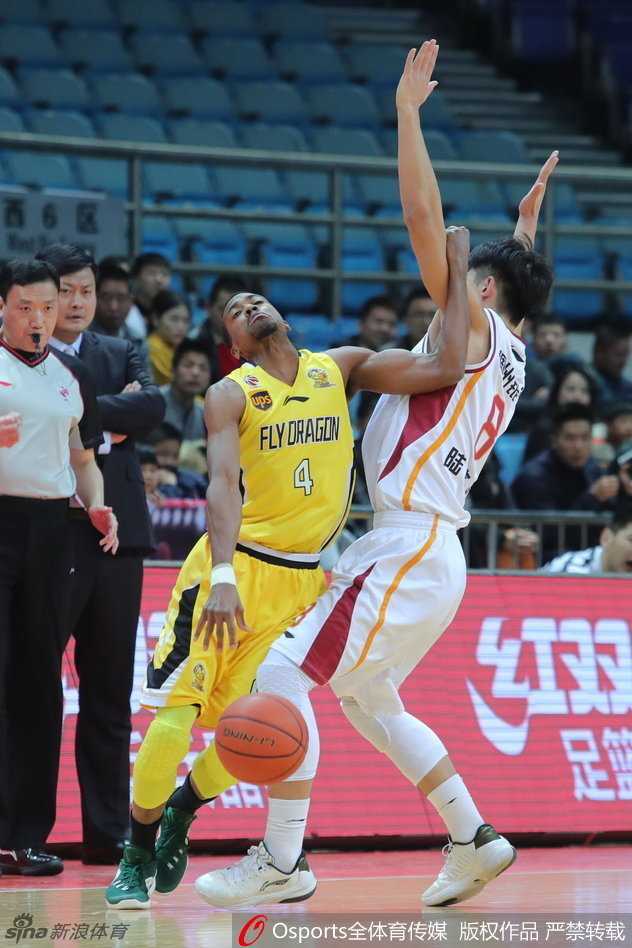 浙江德比硝烟四起:刘晓宇疾驰,布朗跳投,孙喆惊天暴扣引爆全场 北控队外援兰多夫在高位持球观察队友跑位,他眼神犀利,利用身体优势护住球,随时准备传给空切的队友。