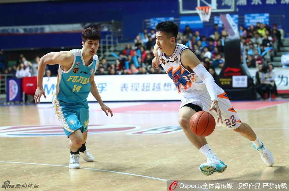 浙江德比硝烟四起:刘晓宇疾驰,布朗跳投,孙喆惊天暴扣引爆全场 布朗执行最后一攻,他急停干拔跳投,出手点极高,防守球员望球兴叹,皮球划出美妙弧线直奔篮筐。