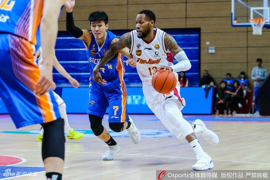 浙江火力全开大胜四川 吴前威姆斯联手送对手十连败 浙江队外援威姆斯在四川队内线群中强行起跳,以一敌三上演霸气上篮,眼神中充满必胜的决心。