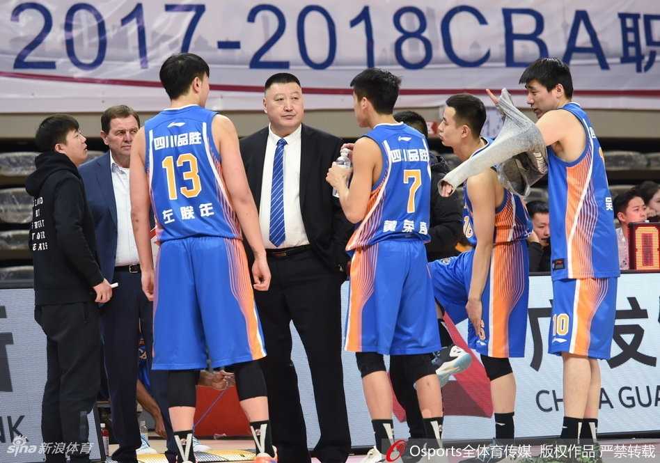 浙江火力全开大胜四川 吴前威姆斯联手送对手十连败 浙江队外援斯托克斯在篮下与四川队哈达迪激烈卡位,两人肌肉碰撞,力量与对抗的火药味十足。