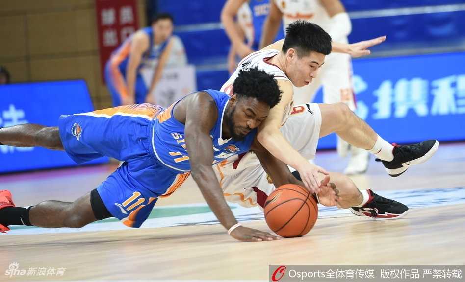 浙江火力全开大胜四川 吴前威姆斯联手送对手十连败 浙江队主帅在场边激情指挥,他的肢体语言极具感染力,仿佛要将内心的求胜欲望传递给场上的每一位弟子。