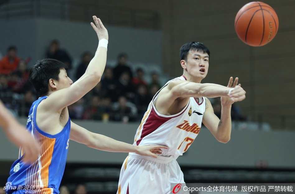 四川队核心哈达迪在浙江队多人包夹下艰难出手，眼神中透露出不甘与疲惫，这位伊朗中锋拼尽了全力。