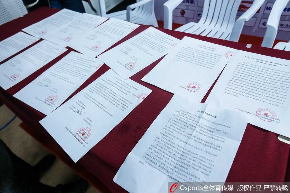 浙江男篮挥泪斩马谡,痛斥大外援斯托克斯毫无职业底线 斯托克斯在比赛中带球突破,面对防守者面露不屑,但此刻的他更多时候选择在场下用各种荒唐理由逃避对抗