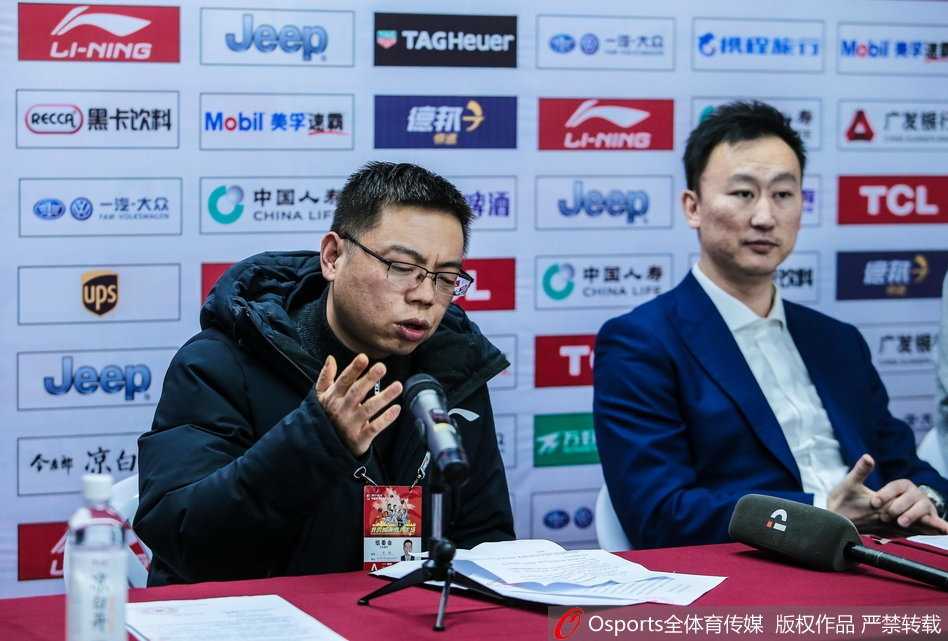 浙江男篮挥泪斩马谡,痛斥大外援斯托克斯毫无职业底线 浙江男篮俱乐部总经理方俊在发布会上面色铁青,手中握着一叠厚厚的罚单,面对镜头痛诉外援斯托克斯的不职业行为,现场气氛凝重