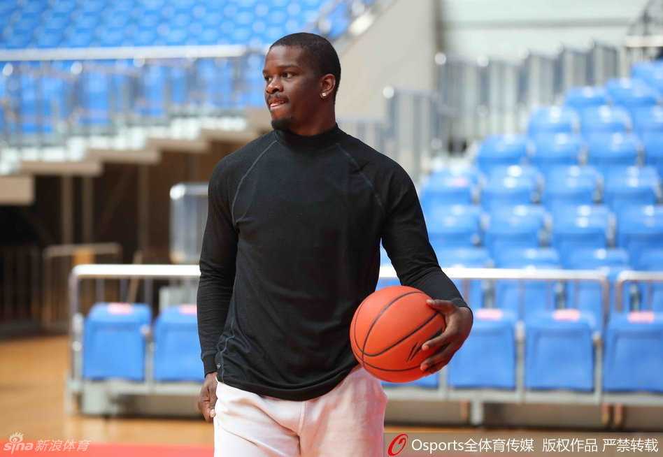 浙江稠州男篮夏训蓄力 全情投入备战新赛季 洛伦佐-布朗正俯身运球突破,肌肉线条分明,每一滴汗水都折射出训练的艰辛与专注。