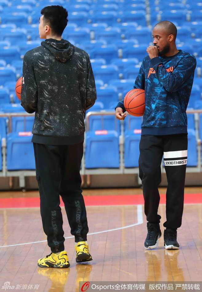 浙江稠州男篮夏训蓄力 全情投入备战新赛季 吴前在训练中接球跳投,出手弧度完美,展现了作为顶尖射手柔和的手感。