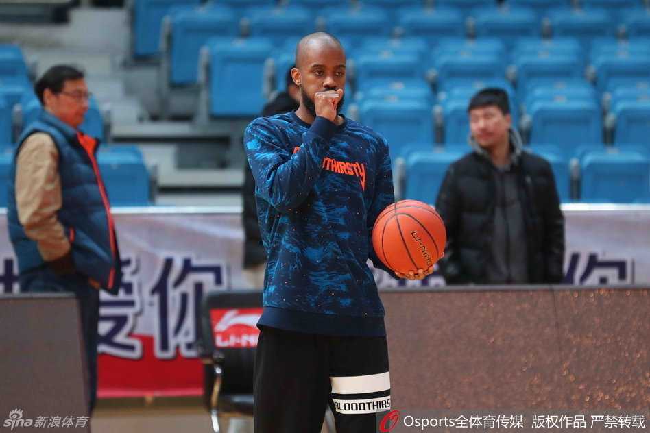 浙江稠州男篮夏训蓄力 全情投入备战新赛季 张大宇篮下强打,利用身高优势稳稳将球放入篮筐,内线统治力尽显。