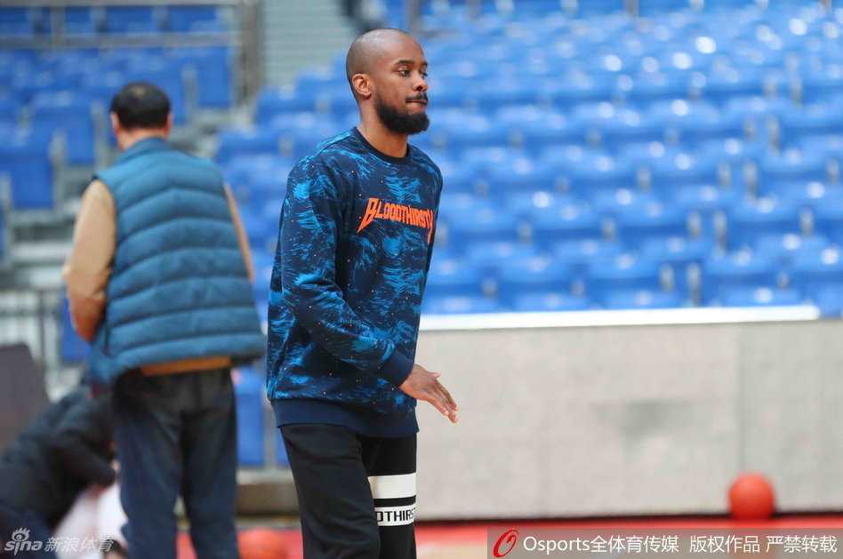 浙江稠州男篮夏训蓄力 全情投入备战新赛季 张正昕在运球训练中,虽然身为内线,但基本功扎实,控球节奏感强。