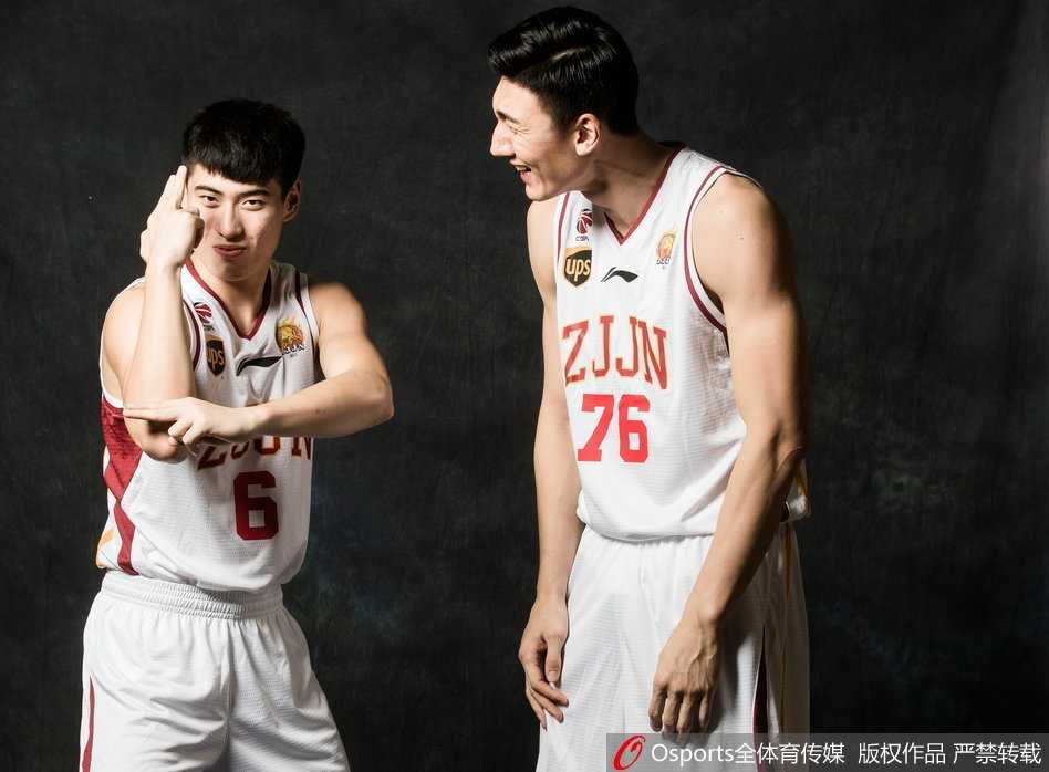 浙江稠州男篮青春风暴 黄金一代铸就CBA劲旅 惠龙儿与张永鹏在内线双塔合璧,两人张开双臂准备拦截对手的进攻,这套内线屏障让对手的突破举步维艰。