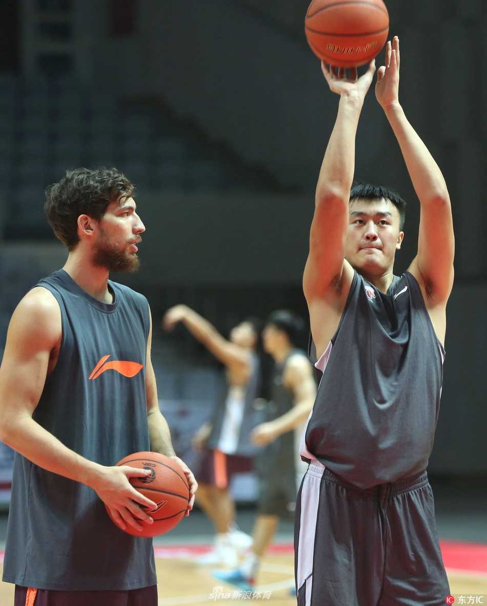 浙江稠州银行新周期训练冲刺 青春风暴蓄势待发 队长吴前在训练中眼神坚毅,运球穿越全场,举手投足间透露出经过国家队历练后的沉稳与领袖气质。