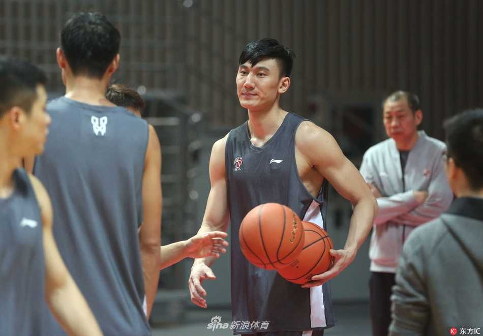 浙江稠州银行新周期训练冲刺 青春风暴蓄势待发 内线悍将张大宇低位要球,肌肉线条紧绷,展现出强烈的进攻欲望,准备用梦幻脚步教训对手。