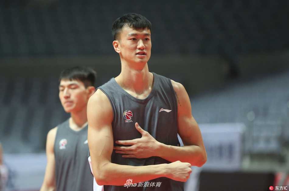 浙江稠州银行新周期训练冲刺 青春风暴蓄势待发 新援威姆斯在快攻中高高跃起,身体舒展如同展翅雄鹰,准备以一记势大力沉的劈扣点燃全场。