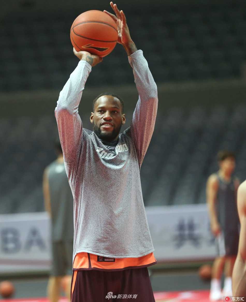 浙江稠州银行新周期训练冲刺 青春风暴蓄势待发 年轻后卫程帅澎在紧逼防守下依然从容组织,汗水浸透球衣,眼神中闪烁着初生牛犊不怕虎的锐气。