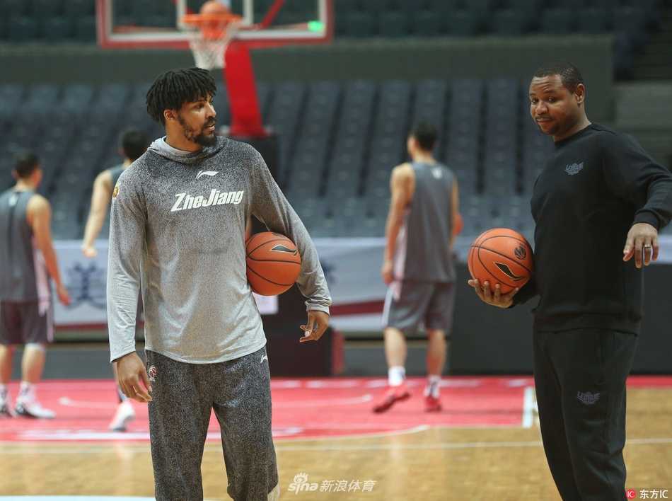 浙江稠州银行新周期训练冲刺 青春风暴蓄势待发 全队训练结束后围成一圈相互鼓劲,手臂搭在一起,凝聚着冲击新赛季的团队力量与决心。