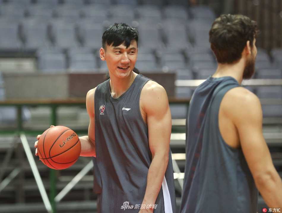 浙江稠州银行新周期训练冲刺 青春风暴蓄势待发 主教练刘维伟手拿战术板在球员中间画线讲解,神情严肃认真,身后年轻球员们聚精会神倾听。