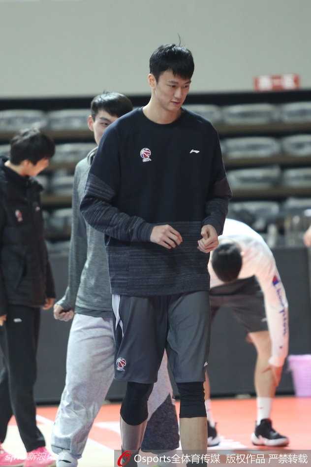 浙江稠州银行男篮全力备战联赛第二十五轮 浙江队外援威姆斯持球强行突破,防守球员贴身紧逼,肌肉碰撞间火花四溅,整个球馆都感受到那股舍我其谁的霸气