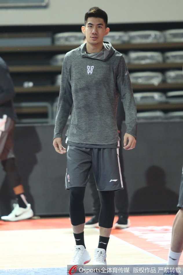 浙江稠州银行男篮全力备战联赛第二十五轮 吴前在三分线外高高跃起,出手动作一气呵成,篮球在空中划出彩虹般弧线,空心入网的那一瞬间篮网翻起洁白浪花