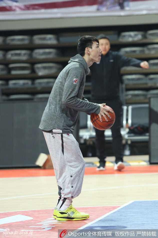 浙江稠州银行男篮全力备战联赛第二十五轮 训练结束后,浙江男篮全体将士紧紧围成一圈,手臂交错,齐声呐喊,那股昂扬的斗志仿佛要冲破屋顶