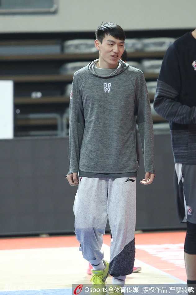 浙江稠州银行男篮全力备战联赛第二十五轮 主教练刘维伟亲自上阵,手把手地为张大宇纠正防守动作,两人神情专注,身后的战术板上画满了密密麻麻的跑位线条