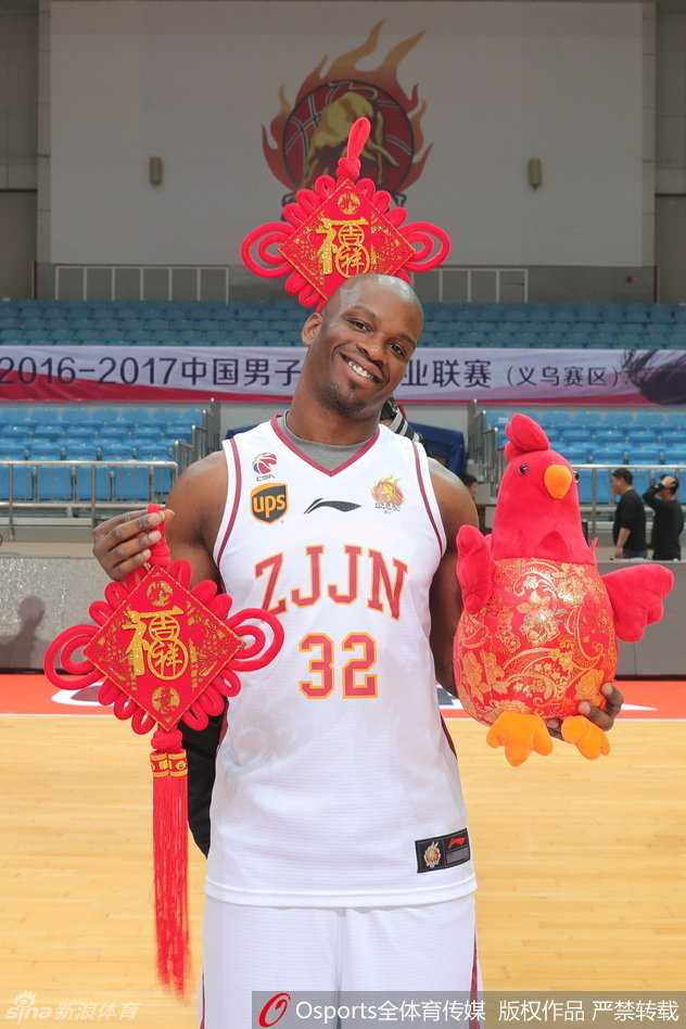 浙江稠州银行队新春贺岁 众将齐摆造型送祝福 外援威利·沃伦高举烫金对联,用刚学会的中文喊出‘新年快乐’,眼角眉梢全是笑意