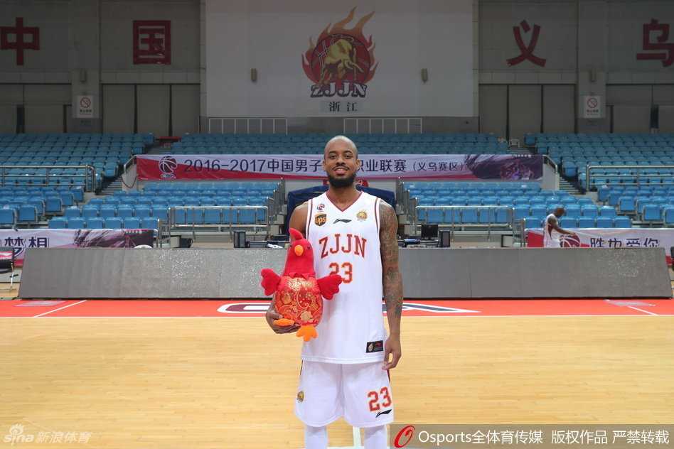 浙江稠州银行队新春贺岁 众将齐摆造型送祝福 外援布朗把福字倒着举起来,特意用夸张的表情解释‘福到了’,逗乐了旁边的工作人员