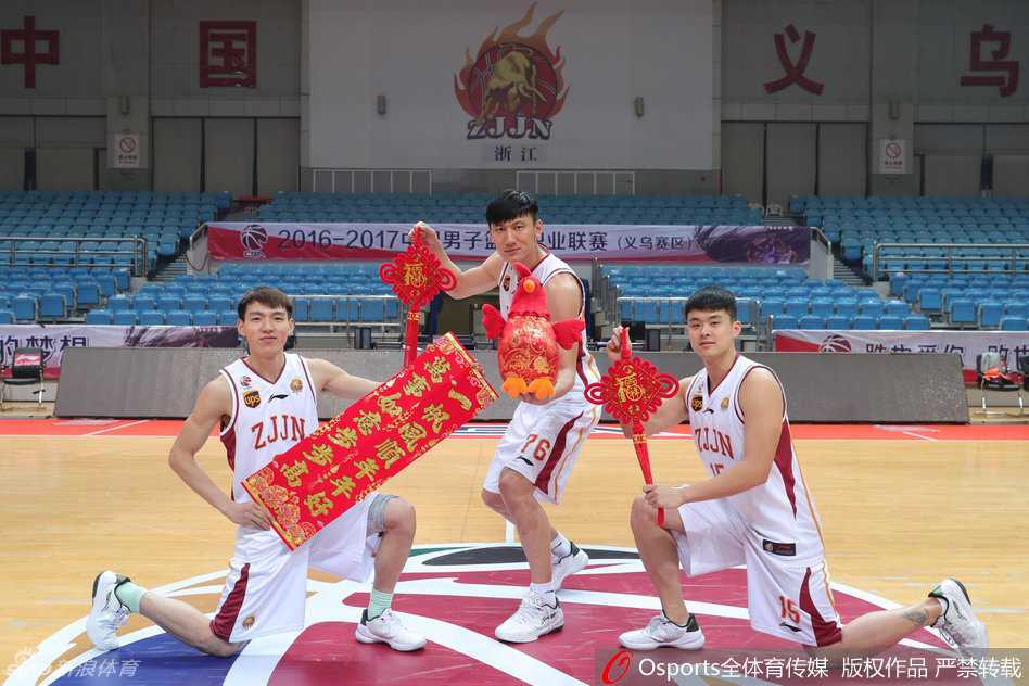 浙江稠州银行队新春贺岁 众将齐摆造型送祝福 布朗、沃伦与赖俊豪勾肩搭背组成‘三角攻势’,三人同时伸出剪刀手,喜感十足