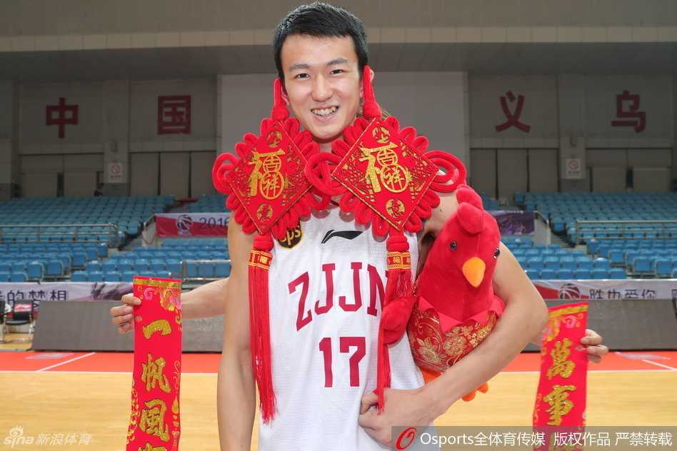 浙江稠州银行队新春贺岁 众将齐摆造型送祝福 赖俊豪双手紧握中国结流苏,身后的队徽若隐若现,青涩面庞上写满对未来的坚定