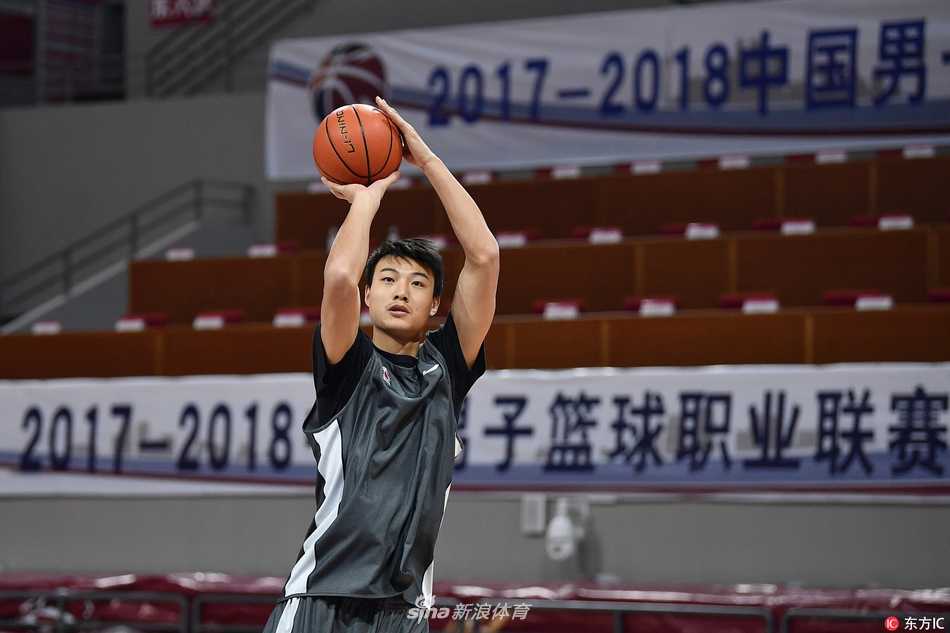 浙江稠州银行青年军蓄势待发,迎第14轮常规赛关键战役 浙江队核心吴前在赛前训练中眼神坚毅,专注地进行运球练习,准备引领球队进攻浪潮。