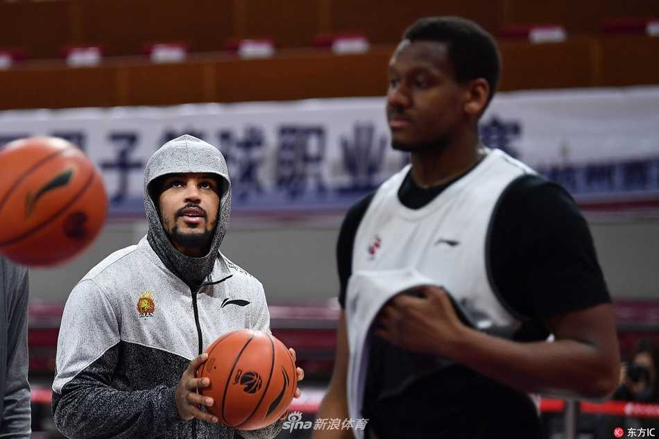 浙江稠州银行青年军蓄势待发,迎第14轮常规赛关键战役 斯托克斯在训练中跃起暴扣,展现惊人的身体素质和篮下统治力,身旁的队友只能望球兴叹。