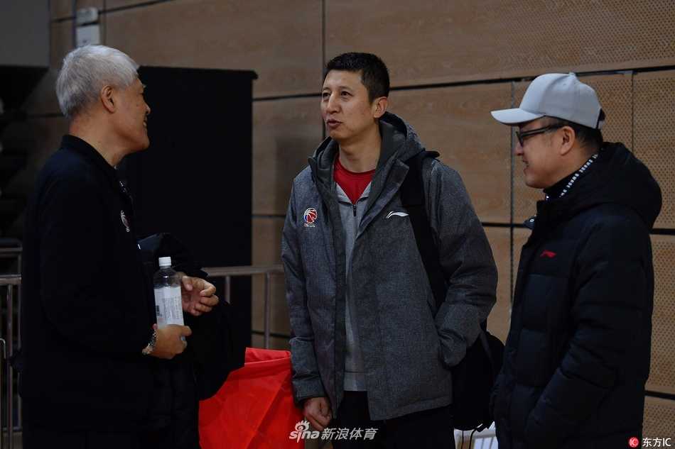 浙江稠州银行青年军蓄势待发,迎第14轮常规赛关键战役 球队全员在教练组带领下进行拉伸放松,夕阳余晖洒在球馆,凝聚着全队上下对下一场胜利的渴望。