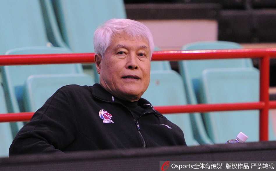 浙江男篮核心吴前在训练场上眼神坚毅，汗水浸透了球衣，他正一丝不苟地进行投篮练习，每一个出手都充满了必胜的信念。