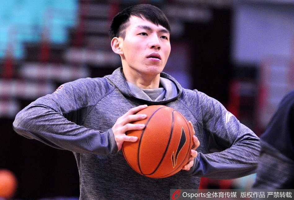 内线球员张大宇在低位要球，面对防守球员的贴身紧逼，他利用强壮的身体卡住位置，准备给对手来一记暴扣。