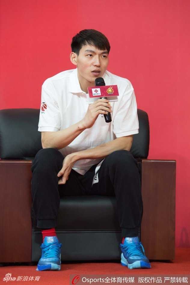 浙江篮球新篇章启航,蒋兴权携吴前惠龙儿亮相 备受瞩目的混血新秀惠龙儿在见面会上展示球技,被誉为“香港邓肯”的他,将用自己扎实的内线技术为浙江队保驾护航。