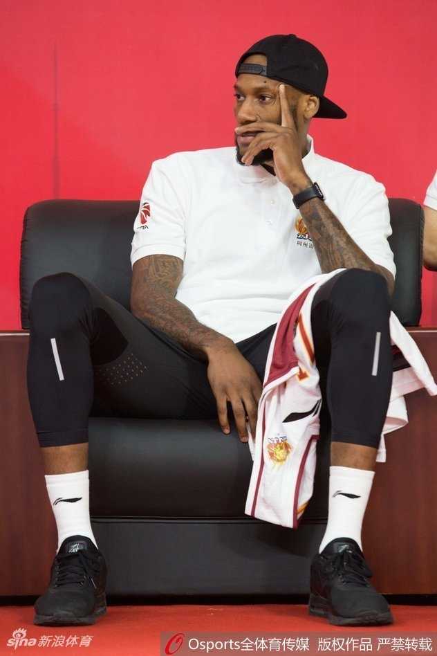 浙江篮球新篇章启航,蒋兴权携吴前惠龙儿亮相 银发教父蒋兴权端坐席间,目光如炬,他作为球队顾问,为年轻的浙江男篮带来了宝贵的经验和沉稳的定力。