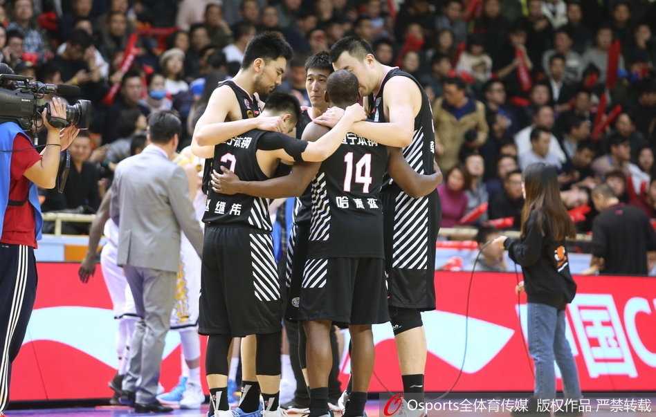 浙辽大战风云再起,郭艾伦率辽宁客场破广厦不败金身 辽宁外援巴斯在广厦内线博洛西斯的防守下,依然凭借出色的弹跳和爆发力完成双手灌篮,点燃了辽宁队替补席的激情。