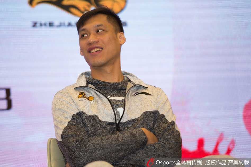 希腊中锋博洛西斯高举着广厦队的白色战袍，巨大的手掌让球衣显得格外小巧，他眼神坚毅地望向前方，准备在CBA施展欧洲篮下的梦幻脚步。