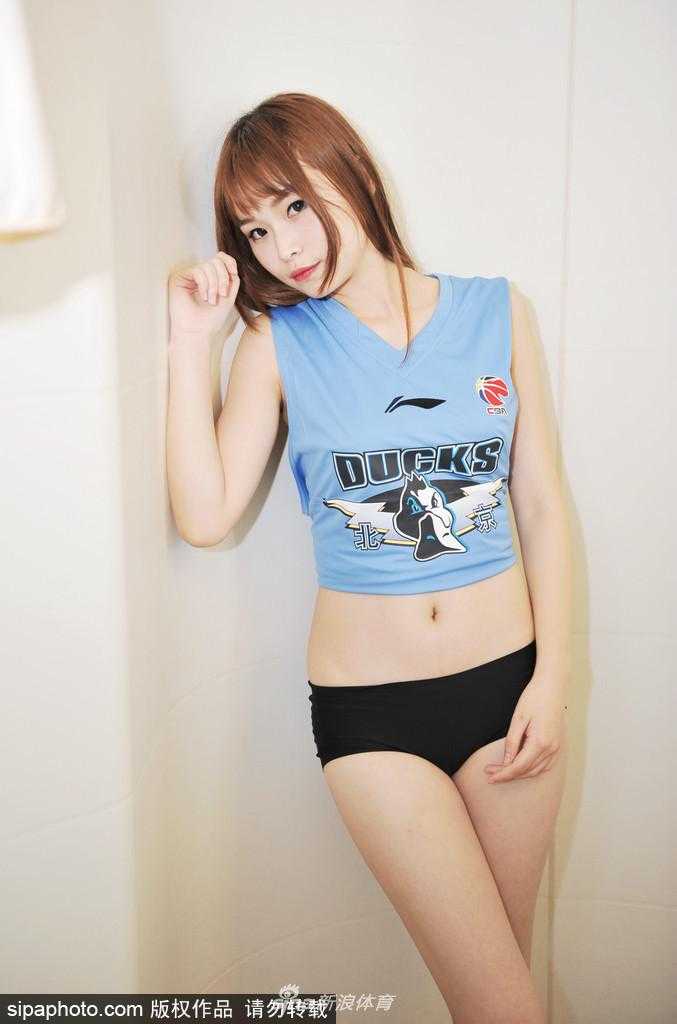 浴室俏皮应援 篮球宝贝青春活力点燃北京首钢新赛季 少女身着休闲装置身浴室,对着镜头露出甜美微笑,用青春活力支持北京首钢