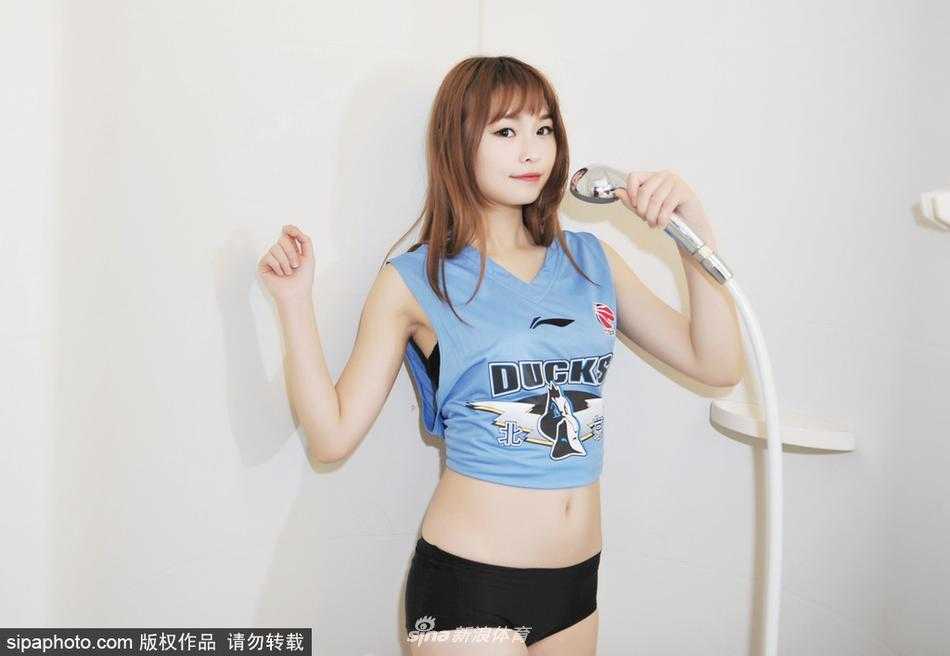 浴室俏皮应援 篮球宝贝青春活力点燃北京首钢新赛季 篮球宝贝对着镜头展现灿烂笑容,浴室背景衬托下更显青春无邪,力挺北京首钢队