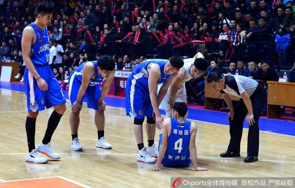 江苏肯帝亚队医紧急进场，半蹲在地仔细检查史鸿飞的腿部伤势，史鸿飞则用手臂遮挡面部，难掩失落与痛苦之情。