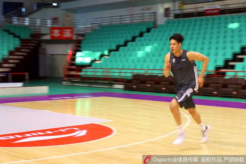 浴火重生,贺天举跨越伤痛再踏CBA征途 贺天举在深蹲测试中青筋暴起,用尽全身力气只为证明自己已足够强壮