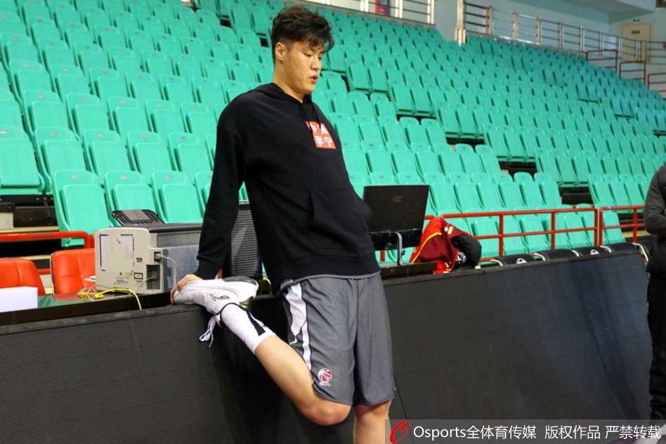 浴火重生,贺天举跨越伤痛再踏CBA征途 在体能测试中咬牙冲刺的贺天举,汗水挥洒间满是对重返赛场的渴望