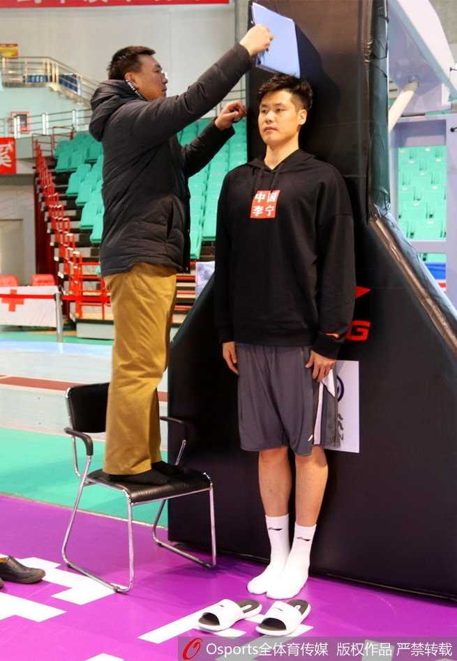 浴火重生,贺天举跨越伤痛再踏CBA征途 眼神坚毅的贺天举跳起投篮,仿佛要将一年的等待都化作进球的力量