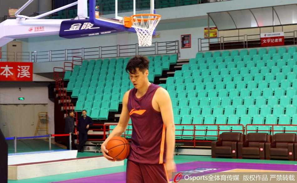 浴火重生,贺天举跨越伤痛再踏CBA征途 接过合格成绩单的贺天举如释重负,脸上露出了久违的、属于大男孩的灿烂笑容