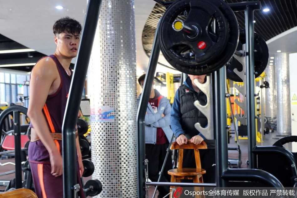 浴火重生,贺天举跨越伤痛再踏CBA征途 球场上贺天举目光如炬紧盯篮筐,那个自信出手的神射手终于找回了自己的瞄准镜