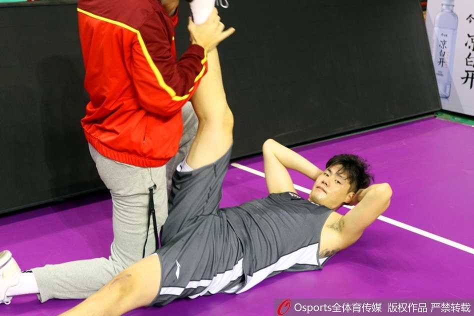 浴火重生,贺天举跨越伤痛再踏CBA征途 回归赛场的贺天举与队友击掌,这只曾经受伤的手如今要再次为辽宁队撑起一片天