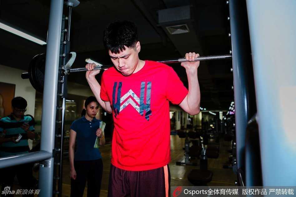 浴火重生:贺天举的漫长康复路与未完的篮球梦 康复的印记,贺天举左膝手术创口清晰可见,这道伤疤是他职业生涯中一次沉重打击的见证,也是他重新起跑的起点。