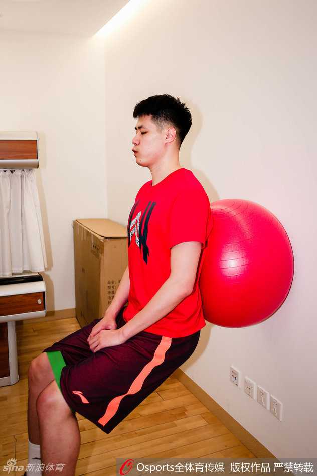 浴火重生:贺天举的漫长康复路与未完的篮球梦 咬牙坚持,贺天举在进行腿部力量训练,表情专注而坚毅,每一次艰难的屈伸都是对意志力的巨大磨练。